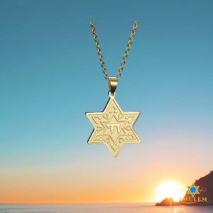 Elegante Collar Maguen David con letra shin bañada en oro